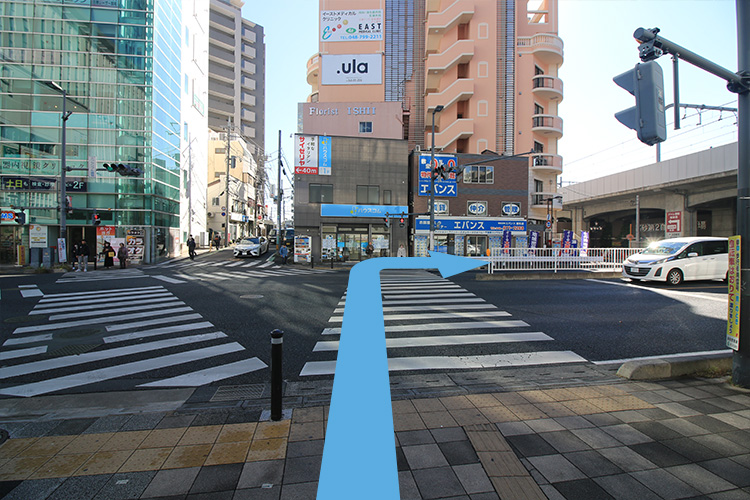 横断歩道を渡り、右手に進みます