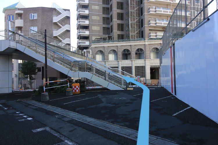 歩道橋を登ります